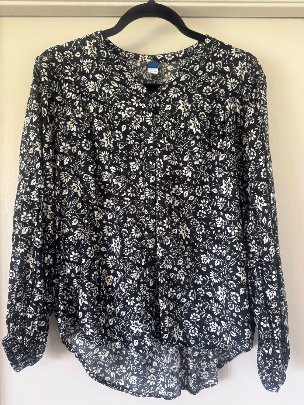 Old Navy Black and White Floral Button-Front Blouse